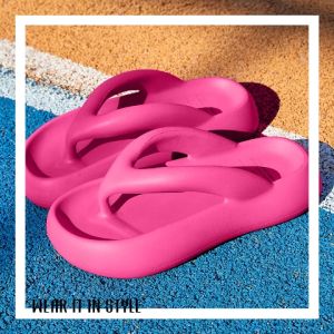 TKGirl  สินค้าใหม่ รองเท้าแตะแฟชั่นสำหรับสาวๆ รุ่นนี้นุ่มใส่สบายน้ำหนักเบา แมตซ์ได้กับทุกชุด เห็นแบบนี้ราคาไม่แพงนะ กดสั่งได้เลย