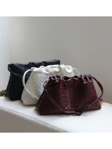 2025 New Cloud Shape Leather Shoulder Bag Handwoven Drawstring Garbage Bag Womens Minimalist Crossbody Bag Soft Bucket Shape