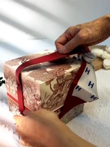 UNIGOLD Long-lasting Happiness Series Gift Box with Leather handle (Include RIBBON) Gift Box Kotak Hadiah Birthday Box