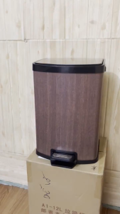 Thùng rác được làm bằng 95% thép không gỉ giúp sản phẩm có độ bền cao Nắp đạy hạ từ từ như cửa hít