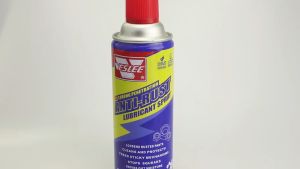 สเปรย์น้ำมันหล่อลื่นอเนกประสงค์ป้องกันสนิม Veslee Anti Rust [ซื้อ1กระป๋องขนาด 450 ml ฟรี ขนาด 220ml ] ใช้สำหรับหล่อลื่นชิ้นส่วนและยับยั้งการกัดกร่อนคลายเกลียวจากสนิม ไม่มีกลิ่นฉุน ขนาด 450 ml.