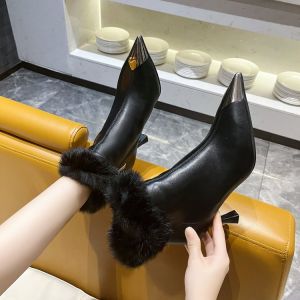 รองเท้าบูทสั้นหัวแหลมสีโลหะสำหรับผู้หญิง ฤดูใบไม้ร่วง/ฤดูหนาว 2025 รองเท้าส้นสูงแบบใหม่ รองเท้าหนังสัมผัสหรูหรา รองเท้าบูทเข็มขัดแบบลำลองสำหรับฤดูหนาว