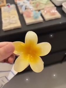 Jepit Rambut Bunga Kamboja Wanita: Aksesoris Rambut Elegan & Stylish
