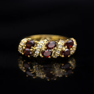 แหวนพลอยโกเมน Garnet สีแดง กับประดับเพชร CZ และเกรด ตัวเรือนเงิน 92.5% ชุบทอง ไซด์นิ้ว 53 หรือ 6.5 หนังสือ สินค้ารับประกัน