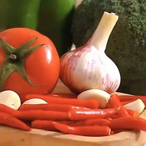 Electrolux เครื่องบดเนื้อไฟฟ้า ขนาดเล็กกะทัดรัด อาหารเด็ก ใช้ในครัวเรือน 3 ใบมีด เนื้อสับ ปั่นลไม้ ผักสับ ปั่นกระเทียม