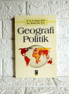 GEOGRAFI POLITIK Dr. Hj. Sri Hayati M.Pd. Drs. Ahmad Yani M.Si. REFIKA ADITAMA AJ-PLT