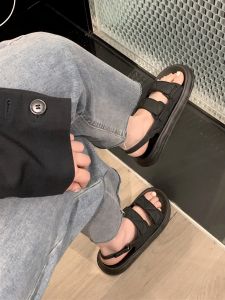 แถบบาง ลำลอง กลางแจ้ง กันลื่น รองเท้าแตะชายหาดก้นแบน ผู้หญิง เวอร์ชั่นเกาหลีบุคลิกภาพแฟชั่นการแข่งขันรองเท้าแตะโรมัน ฤดูร้อน Ins