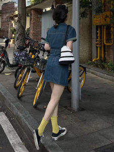 ชุดเดรสยีนส์คอโปโลสีน้ำเงินเข้มฤดูร้อนสำหรับผู้หญิง ทรงเอ เอวสูง แขนสั้น ความยาวครึ่งแข้ง สไตล์เย้ายวนใจ ดีไซน์เรียบง่าย สวมใส่สบาย