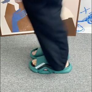 LH Moonlight ห้ามพลาด รองเท้าแตะแฟชั่น คู่เก่า ของ ผู้ชาย ถ้ากำลังหาคู่ใหม่ต้องคู่นี้เท่านั้นดีไซน์สุดเท่ห์วัสดุยางนิ่ม มี4สี ครบพร้อมส่ง