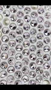 พลอยเทียระดับ K9 ไฮคลาส สายสีหลัก ทรงดาวเทียมส่วนล่างชุบโลหะ ขนาดกลาง 8 มิล พลอยเทียมหลากสี