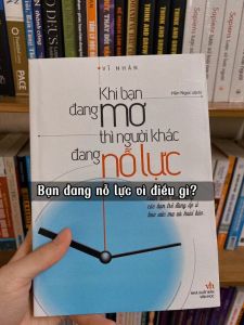 Sách - Khi Bạn Đang Mơ Thì Người Khác Đang Nỗ Lực [Minh Long]