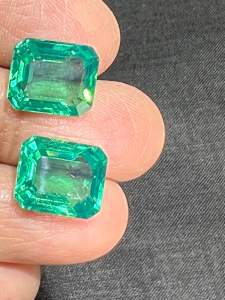 โคลัมเบีย LAB columbia Green Emerald Lab emerald 20 carats 2 pieces sizes 12x16mm