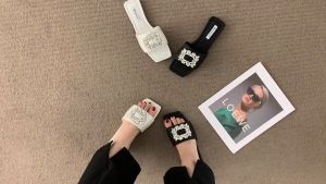 Fans 2024 Slippers Womens Summer Fashion Sandals Slippers Dwarf Heel Low Heel Flat Sandals