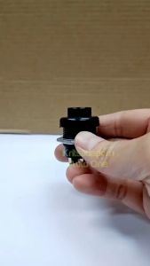 สวิตซ์กดสตาร์ท/สวิตซ์กดแตร เนื้อพลาสติกสีดำ 2 ขา 10A แบบกดติด-ปล่อยดับ ใช้ได้ทั้ง 12V และ 24V