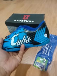 KIDZTUBS Sepatu Futsal Anak Paket Komplit Sepatu Futsal Tas Skin Deker Kaos Kaki Usia 6-10 Tahun Size 28 29 30 31 32 33 34 35 36 37 KDZ1536011525