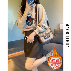 เสื้อฮู้ดผู้หญิง 2025 ฤดูใบไม้ร่วงต้นฤดูหนาว เสื้อสเวตเตอร์มีฮู้ดแบบหนาและมีขนแกะ กระโปรงสั้น ชุดสองชิ้น เสื้อผ้าทำงานสไตล์เกาหลี