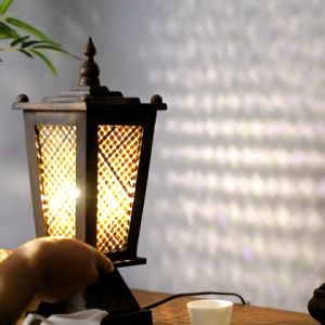 โคมไฟไม้เนื้อแข็งไม้ไผ่สานตั้งโต๊ะสร้างสรรค์หน้ากระจกโคมไฟตั้งโต๊ะห้องนอนโคมไฟตั้งโต๊ะบาร์วินเทจบรรยากาศความคิดถึงโคมไฟตั้งโต๊ะรูปทรงพิเศษ