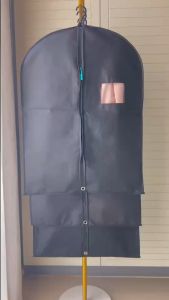 infinite Non-Woven Fabric Garment Bag Suit Bag ถุงคลุมเสื้อ ถุงใส่สูท พับหิ้วได้ (รุ่นนี้มีเชือกดึงซิป คละสี) มีให้เลือก 3 ขนาด (Black) แถมฟรี ไม้แขวนพับได้ 1 ชิ้น + ถุงของขวัญ 1 ชิ้น