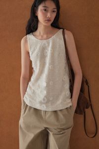 epoque de rueen | Slimming Handcrafted Daisy Embroidered Vest