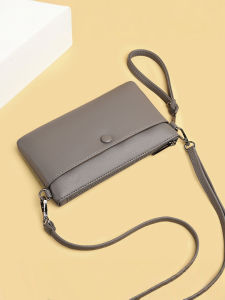 Womens Crossbody Bag 2025 New Fashion Envelope Mini Bag Middle-Aged Womens Bag Moms Phone Bag Leather Texture