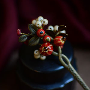 เครื่องประดับผมสไตล์โบราณ ดอกกุหลาบสีแดง หมวกทรงกลม สร้อยคอเซรามิก ชุดฮันฟู หมวกทรงกลม อุปกรณ์ตกแต่งผม