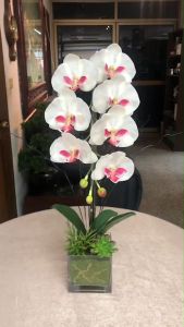 แจกันดอกไม้ประดิษฐ์ กล้วยไม้สีขาวจัดในแจกันแก้ว แจกันดอกไม้ปลอมตกแต่งบ้าน