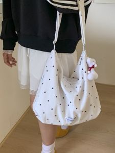 กระเป๋าผ้าใบลายจุดสีขาวสไตล์เกาหลีสำหรับผู้หญิง กระเป๋าสะพายไหล่ขนาดใหญ่แบบลำลองสำหรับนักเรียน กระเป๋าใต้วงแขนสำหรับเดินทาง
