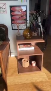 ชั้นวางของไม้จริงสำหรับโต๊ะข้างโซฟา โต๊ะน้ำชาโมเดิร์นแบบเคลื่อนย้ายได้ ชั้นเก็บของหัวเตียงในห้องนั่งเล่นแบบเรียบง่าย