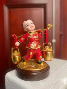 Cậu bé gánh vàng cậu bé gánh tài lộc phong thủy nhiều màu