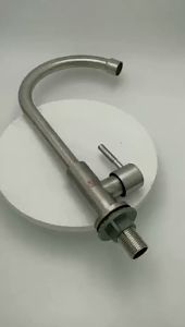 Vòi rửa bát đơn lạnh xoay 360 kèm dây cấp nước