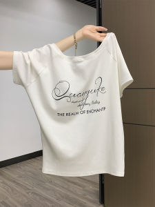 สีขาว ไม่สมมาตร ปกเสื้อ แขนสั้นปิดไหล่ ผู้หญิง เสื้อยืด ฤดูร้อน ใหม่ ดีไซน์ ลายพิมพ์ตัวอักษร ไม่ซ้ําใคร หลวม เสื้อท่อนบน