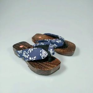 Children's Clogs: Japanese Cosplay Paulownia Slippers, Girls' Kahoy Flip Flops