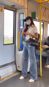 Celana Jeans Wanita Loose Straight Sobek Highwaist