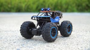 Remote Control Climbing Off-Road Vehicle Bigfoot Alloy Car Toy Model (1:18) [Front LED Lights] [Suspension Shock Absorber] [Rubber Wear-Resistant Tires] [4-Wheel Drive] [Applicable Terrains: Pavement Grassland Sand] [Green Blue Color]