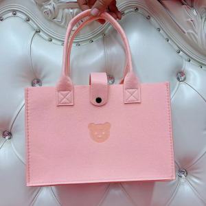 กระเป๋าถือโพลีเอสเตอร์อินเทรนด์แฟชั่นใหม่น่ารักพร้อมการปิดแสงและสายสะพายไหล่นุ่มเหมาะสําหรับเยาวชนและงานเลี้ยง