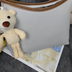 ซื้อ1 แถม1 (Sangdee) กระเป๋าถือผู้หญิง กระเป๋าสะพายแฟชั่น หนังPU สไตล์เกาหลี พร้อมพวงกุญแจตุ๊กตาหมี รุ่นP3