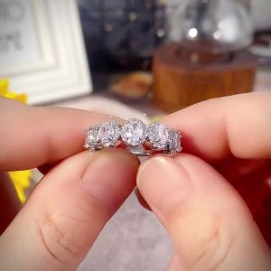 Huitan Fashion Oval Shaped CZ Rings for Women Modern Design Temperament Female Accessories Wedding Party Statement Jewelry Gift