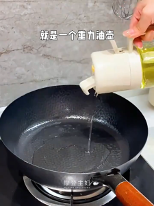 【2 in 1 Oil Sprayer Bottle】 Gravity Auto Open&Close Oil Dispenser Kitchen Household Leakproof Sauce Bottles Kitchen Glass Leakproof Oil Can Oil Dispenser BBQ Kitchen Baking Roasting Picnic Kitchen Tool