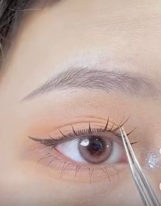 LÔNG MI GÂN TRONG CHỮ A TỰ NHIÊN KÈM NHÍP GẮP