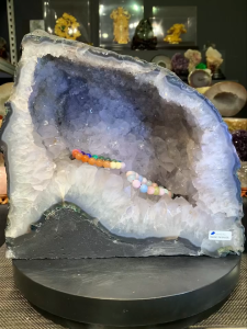 幼牙到骨干大牙结晶👍 也带有黄娇花&钛晶共生👍 有着8cm洞深 clear quartz geode 100%clear white🔮天然白水晶洞 土形 光泽透亮白水晶 带些黄娇花 顶部透些蓝玛瑙 洞口宽深 玛瑙边也共生绿幽灵