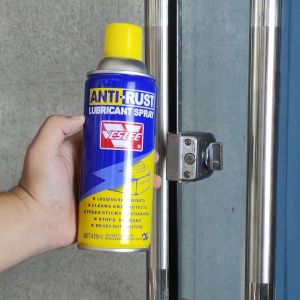 สเปรย์น้ำมันหล่อลื่นอเนกประสงค์ป้องกันสนิม[ซื้อ1ฟรี 1] ใช้สำหรับหล่อลื่นชิ้นส่วนและยับยั้งการกัดกร่อนคลายเกลียวจากสนิม ไม่มีกลิ่นฉุน ขนาด 220 ml.