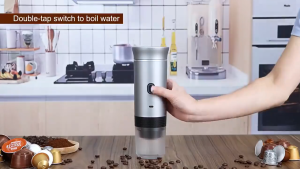 Mesin kopi mudah alih 3-dalam-1 menyokong kapsul + serbuk kopi untuk espresso boleh membuat minuman panas dan sejuk mampu menyediakan kopi dengan buih susu pekat setara kafe sesuai untuk digunakan di rumah berkhemah dan sebagainya.