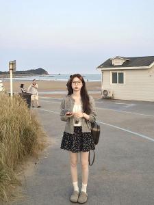 เสื้อสเวตเตอร์ถักสีเทาหวานๆ สำหรับผู้หญิง ทรงสั้น สไตล์ฤดูใบไม้ผลิและฤดูใบไม้ร่วง เสื้อคลุมกันหนาวแบบสวมหัว ผ้าฝ้ายผสมโพลีเอสเตอร์