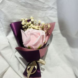 Bay gấu bó hoa hoa hồng trắng thanh lịch với hơi thở của em bé cho dịp đặc biệt