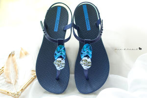 รองเท้าแตะส้นแบนแบบสวมส้นสูงสไตล์สตรีทสำหรับผู้หญิง ทรงหัวแหลม ด้านบนทำจากยาง พื้นรองเท้าแบบนุ่ม รองเท้าแตะสุดเก๋