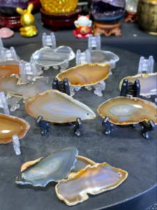 ❗️random pick📌天然高等小玛瑙片 附送脚架平均高: 3-3.5cm  宽: 5-5.5cm   底座高: 5.5cm  重: 15-25g
