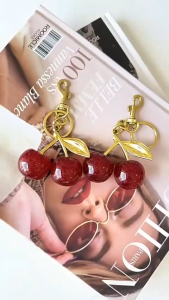 แฟชั่น เชอร์รี่ หรูหรา พวงกุญแจ สร้างสรรค์ของผู้หญิงที่มีคริสตัลระยิบระยับเลียนแบบผลไม้จี้ การออกแบบชาร์มเชอร์รี่ เหมาะสําหรับกระเป๋าถือ กระเป๋าเย็น กระเป๋าสะพาย กร