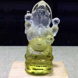 Pure natural crystal handcrafted piece as a decorative item✨?? The crystal is transparent and has a rich luster✨ The craftsmanship is exquisite the brushwork is smooth the colors are bright and the natural beauty is perfectly displayed