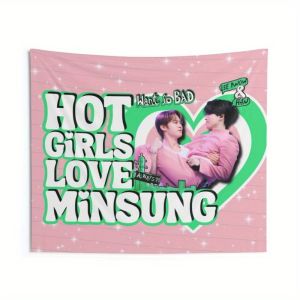 1 Tấm Thảm Treo Tường Kpop SKZ Han Lee Know Hot Concert Thiết Kế Rực Rỡ Với Dòng Chữ Tiếng Anh: "HOT GIRLS LOVE MINSGUNG" Chất Liệu Polyester/cotton