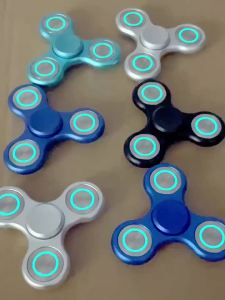 Đồ chơi Fidget Spinner kim loại phát sáng mới hợp kim nhôm hình tam giác đồ chơi giải tỏa căng thẳng cho người lớn đồ chơi Fidget để bàn EDC
